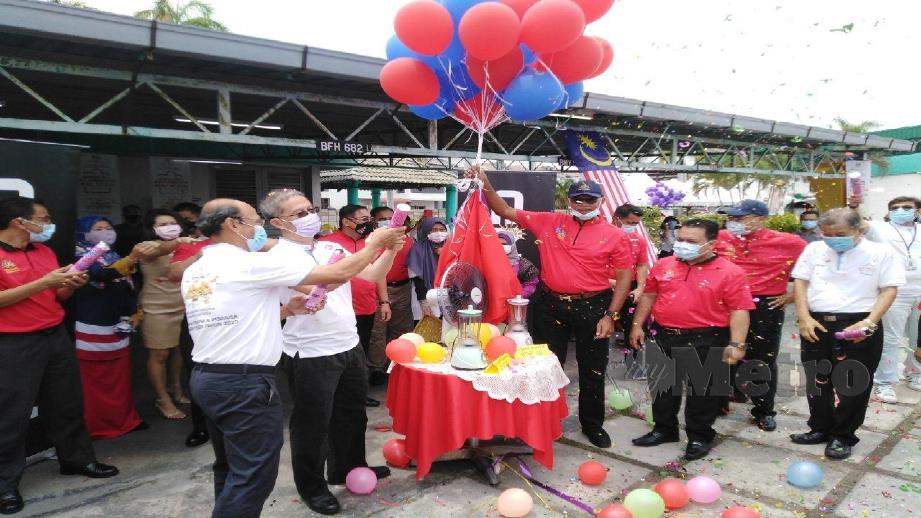 Datuk Rosol (tengah) merasmikan PJM dan Kempen Beli Barangan Malaysia (KBBM). FOTO Amirul Aiman Hamsuddin