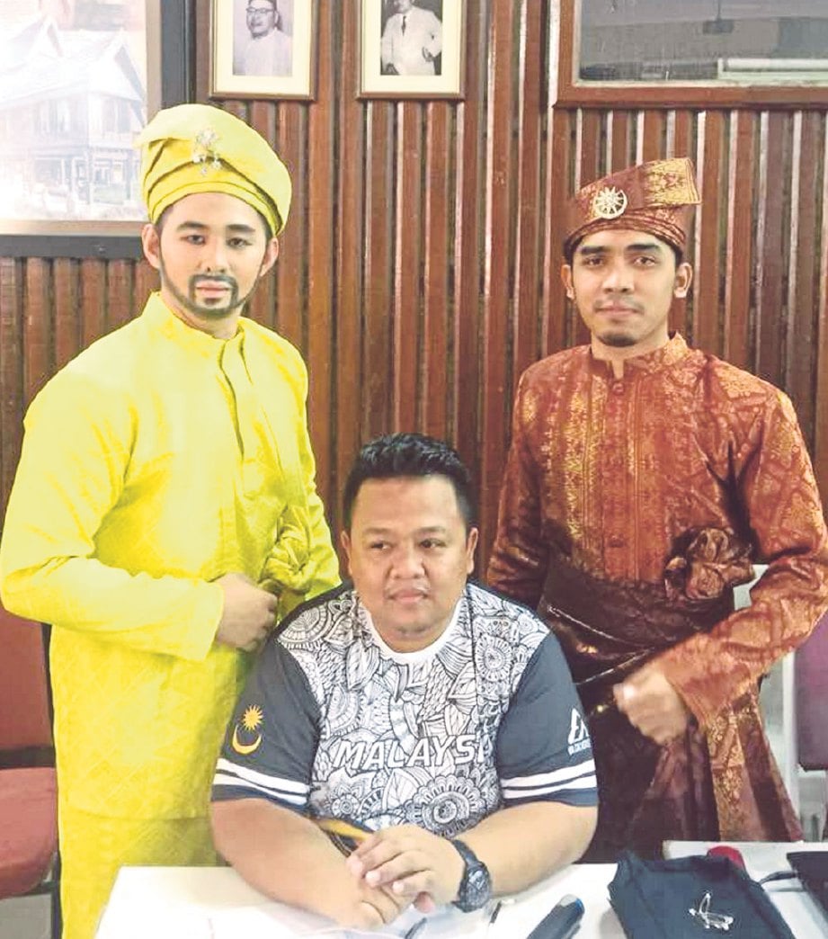DR Azman (tengah) bersama penuntut IPG Kampus Bahasa Melayu yang juga pelakon teater kanak-kanak Celaga Sakti.