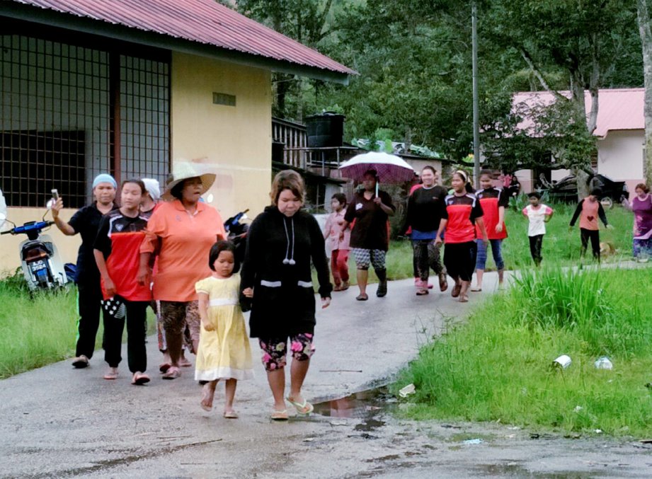 PENDUDUK Orang Asli di Kampung Sangwai berpindah ke dewan orang ramai. FOTO Ramli Ibrahim
