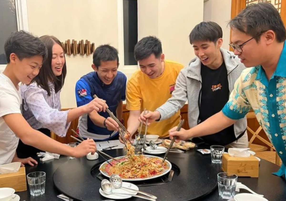 WAI Ching (tiga dari kiri) meraikan hari ketujuh Tahun Baharu Cina di Dubai bersama rakan. Foto Instagram mastowerrunner