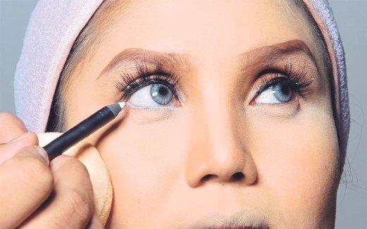 11.  MENGGUNAKAN pensel mata berwarna putih pada alis mata dapat memberi kesan mata lebih besar.