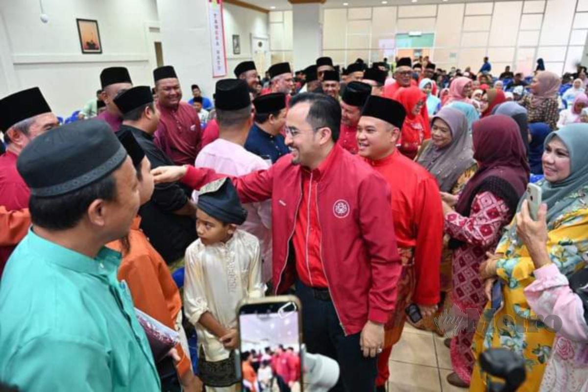 ASYRAF Wajdi bersalaman dengan perwakilan sebelum merasmikan Persidangan Berkelompok Tahunan Cawangan Umno Bahagian Tangga Batu di Stadium Hang Jebat, Krubong  hari ini. FOTO Amir Mamat.