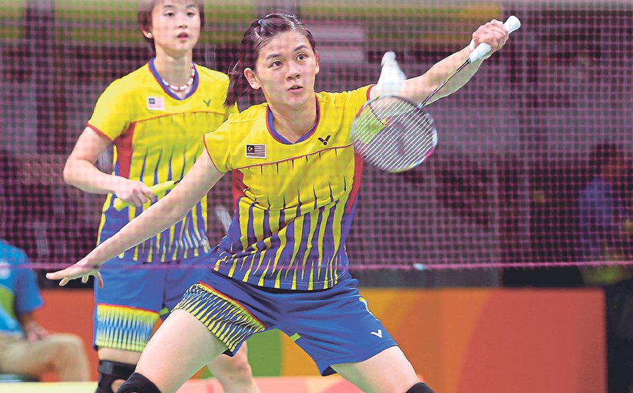 KHE Wei (kanan) dan Vivian antara sandaran emas skuad badminton.