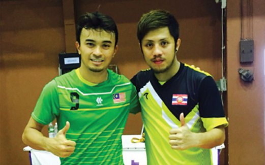 ALIF Azreen (kiri) bersama pemain utama pasukan Royal Navy FC Thailand.