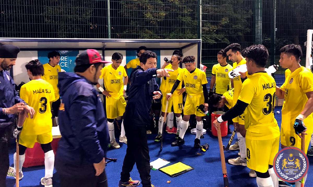 Wallace Tan (tengah) memberi arahan kepada pemainnya ketika Siri Jelajah United Kingdom baru-baru ini. FOTO MHC