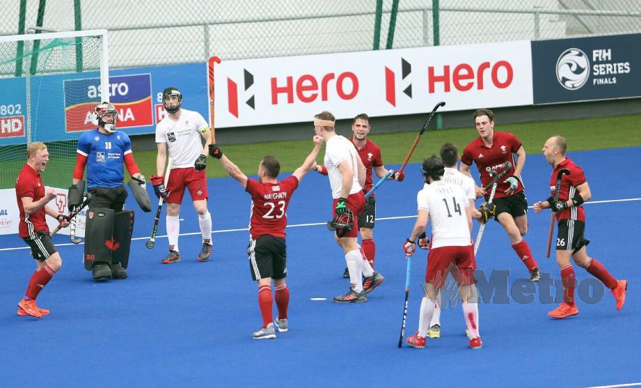 PEMAIN Wales, Naughalty (tengah) meraikan gol ketiga menerusi pukulan sudut penalti. — FOTO Mohamad Shahril Badri Saali