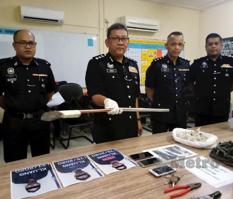 Ketua Polis Daerah Kluang, Asisten Komisioner Mohd Abduh Ismail (dua dari kiri) menunjukkan penyodok serta barang-barang yang dirampas daripada tiga orang suspek pada 30 Januari lalu. FOTO ADNAN IBRAHIM 