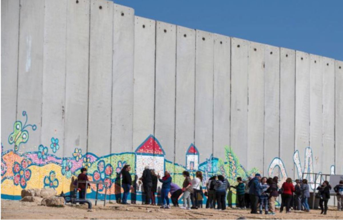 FOTO fail menunjukkan tembok konkrit yang dibina untuk memisahkan penduduk Gaza dari dunia luar. FOTO AFP 