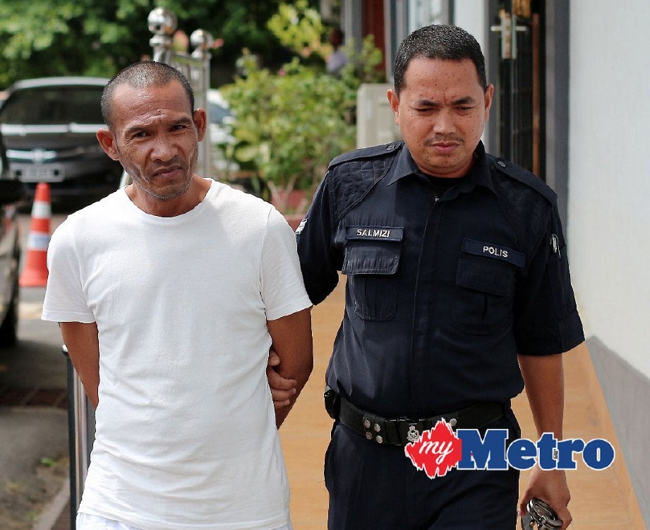 Wan Mustafa (kiri) dipenjara tujuh tahun dan 10 sebatan selepas mengaku memiliki heroin dan methampetamine di Mahkamah Sesyen Kota Bharu, hari ini. FOTO Muhd Faris Zainuldin