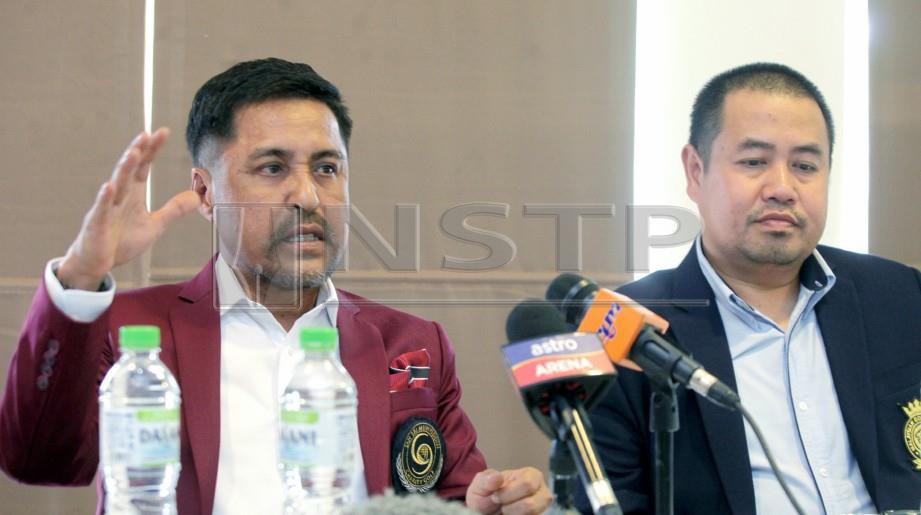 WAN Shalihudin (kiri) ketika sidang media kejohanan di TPC Kuala Lumpur, hari ini. — FOTO Nik Hariff Hassan