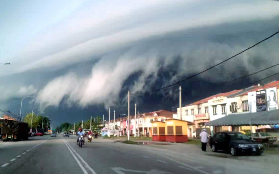 Fenomena awan bergulung dan seperti ombak di Langkap, Perak, yang menjadi viral di media sosial hari ini. - Foto Ihsan Pembaca