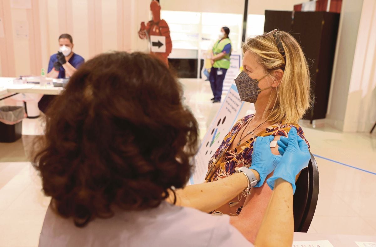 WANITA menerima suntikan vaksin COvid-19 di San Rafael, California. FOTO AFP 