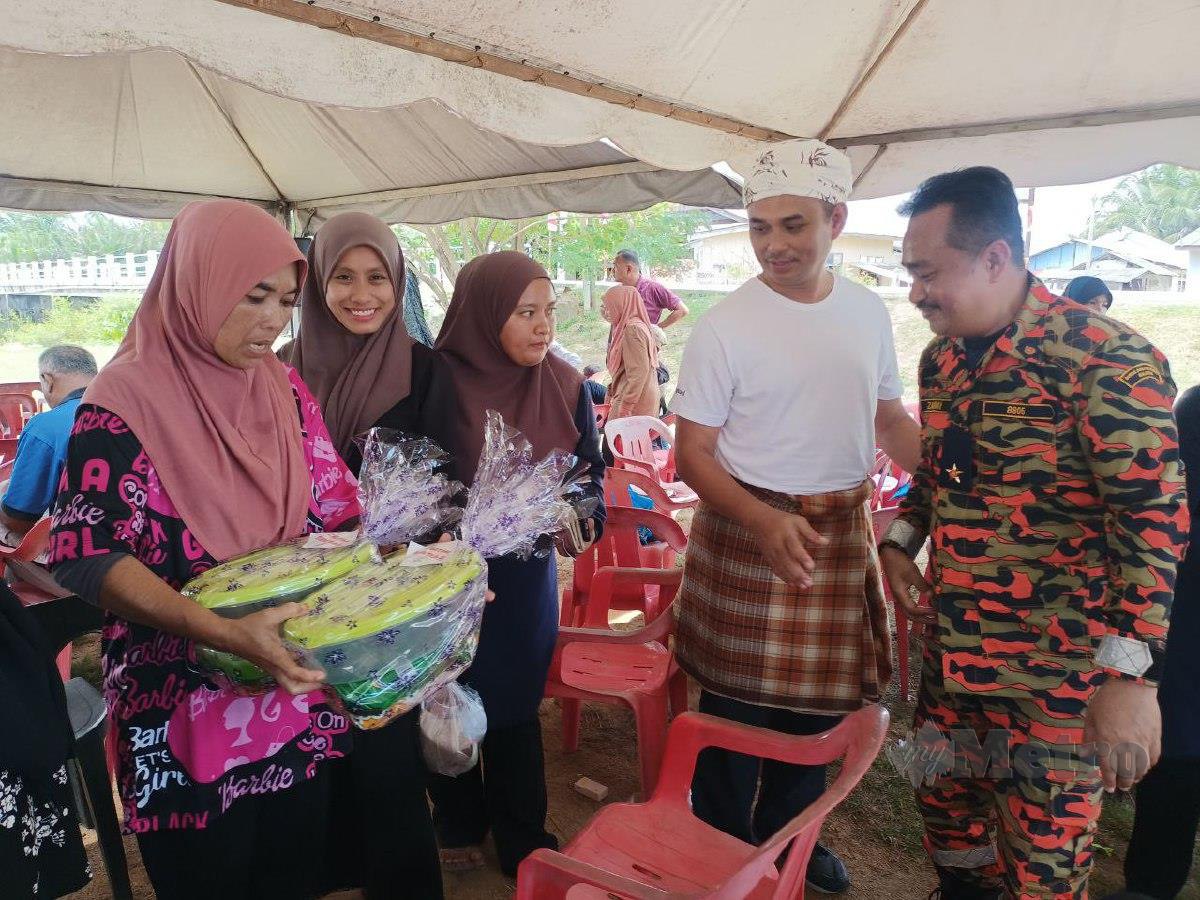 Wan Aminordin (dua dari kanan) berbual bersama penduduk kampung ketika program Orang Dasar Sabak Peka Pembakaran Terbuka sempena sambutan HASN 2023 peringkat Negeri Kelantan. FOTO SITI ROHANA IDRIS