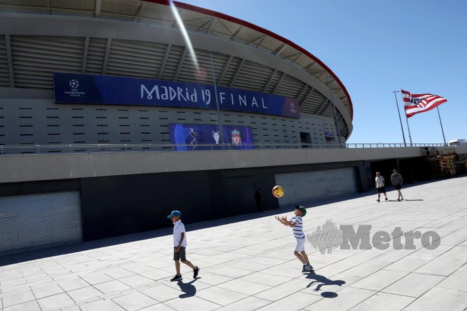 SUASANA di luar Wanda Metropolitano, gelanggang final Liga Juara-Juara, awal pagi Ahad ini. — FOTO Reuters