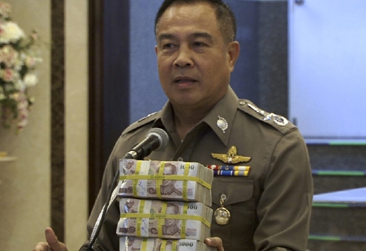Ketua Polis Thailand, Somyot Poompanmoung, bersama wang ganjaran  tiga juta baht yang akan dibahagikan sesama polis yang berjaya menahan suspek  serangan bom di kuil Hindu yang mengorbankan 20 orang. -Foto AP
