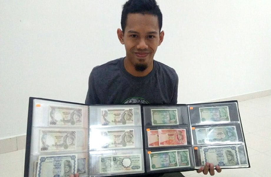 MUHAMMAD Amzar bersama koleksi wang kepunyaannya.