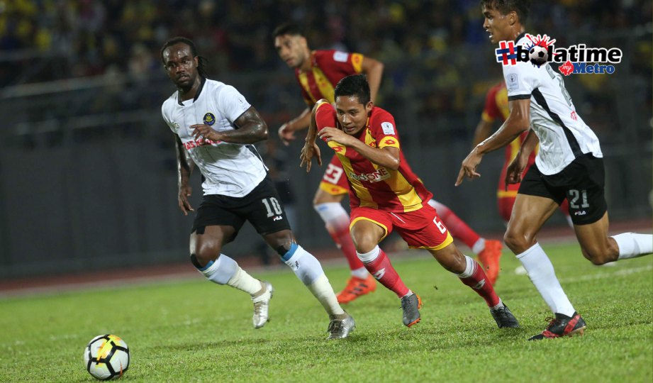 AKSI pemain Selangor, Evan Dimas  (tengah) ketika menentang Pahang. FOTO Rosdan Wahid