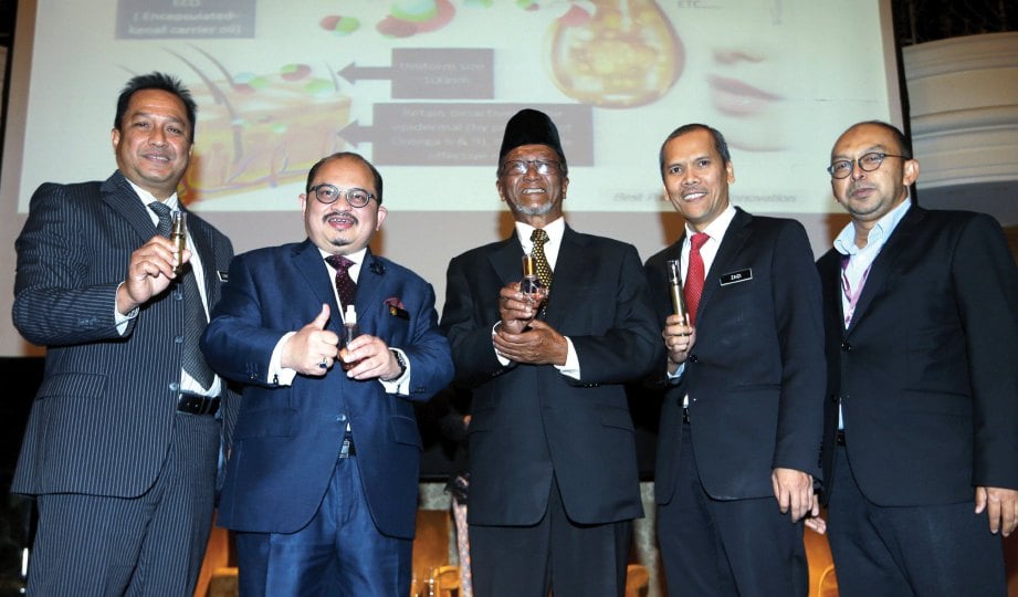 SHAMSUL Iskandar (dua dari kiri), dan Wan Abdul Rahim (tengah) menunjukkan produk ECO.