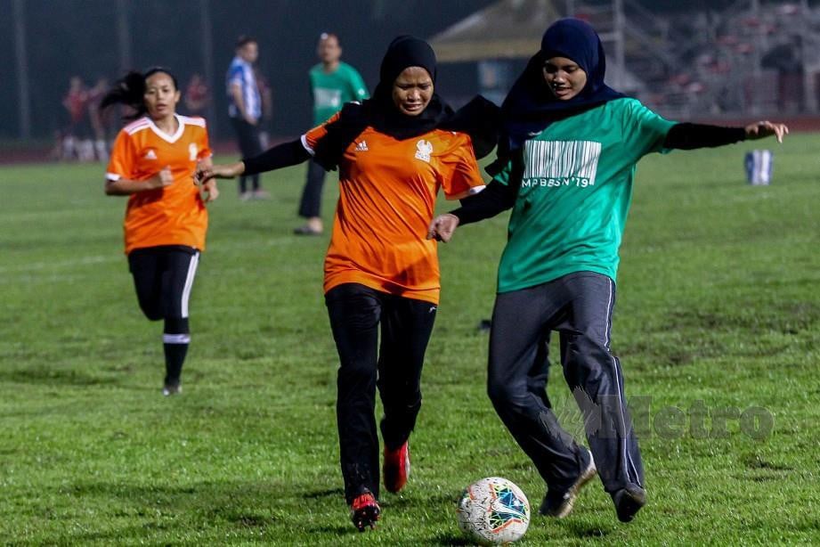 Aksi perlawanan bola sepak wanita antara pasukan Balai Berita dan Sri Pentas. FOTO Asyraf Hamzah