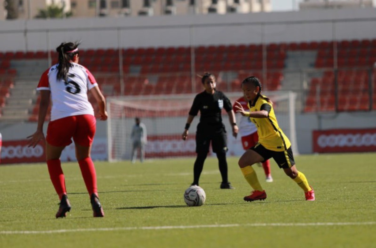 Pemain wanita negara (kanan) cuba melepasi pemain Palestin dalam saingan Piala Asia Wanita. FOTO FAM