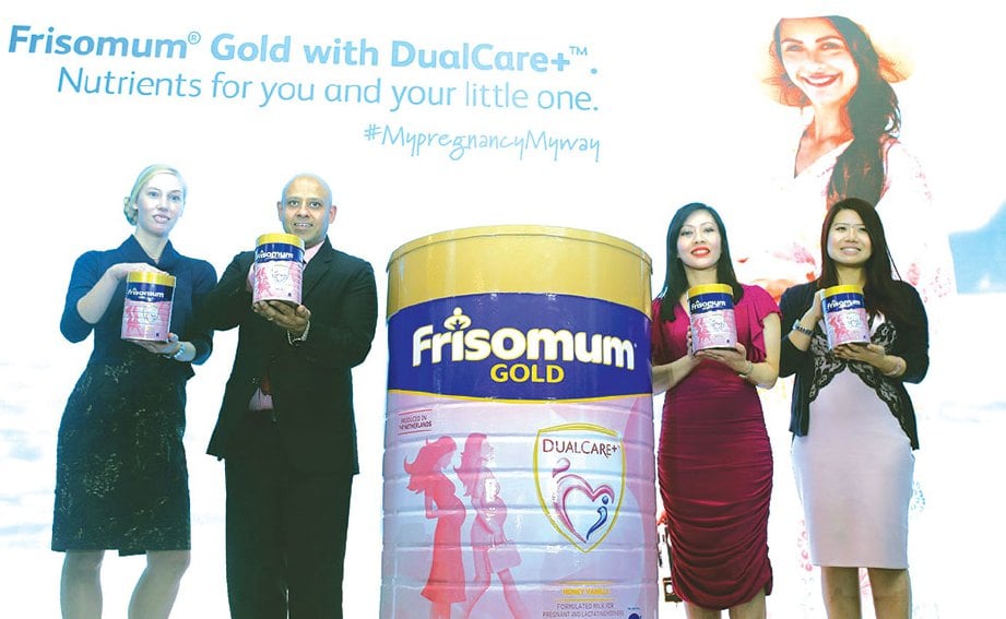 TARANG (dua dari kiri) bersama Pengurus Pemasaran Dutch Lady Ashlee Ng (dua dari kanan) dan kakitangan Dutch Lady melancarkan susu Frisomum Gold.