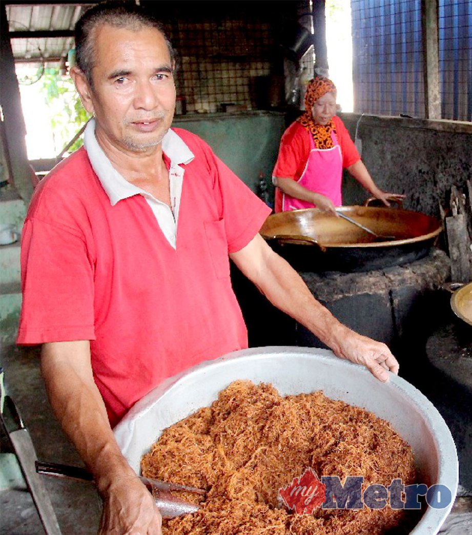 RIDUAN menunjukkan daging serunding yang siap dimasak di Kampung Laut. FOTO Nik Abdullah Nik Omar.
