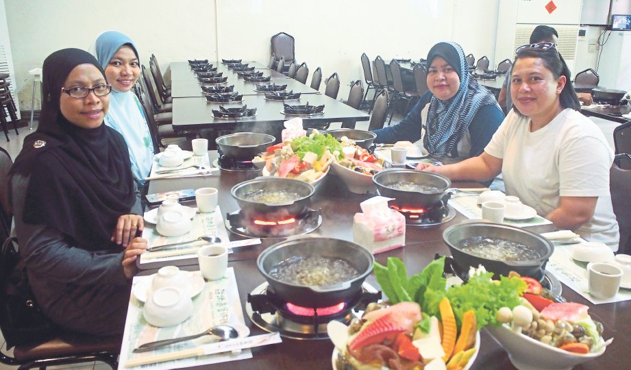 DARI kiri penulis  bersama Sharizan, Hasniza dan Noor Khalini bergambar kenangan ketika menyiapkan sendiri sajian stimbot ala tom yam di Tea & Rice Resort.