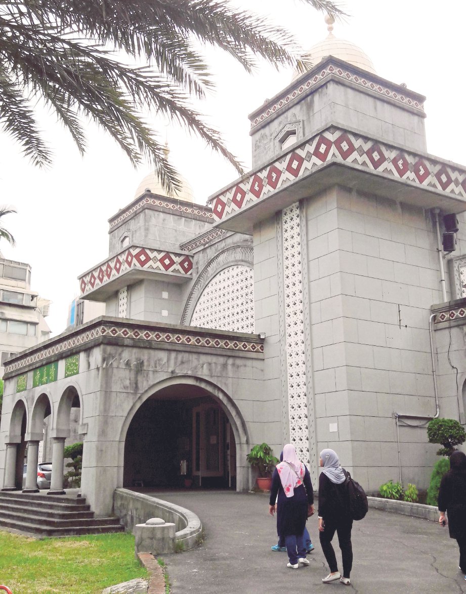 SINGGAH bersolat di Masjid Besar Taipei.