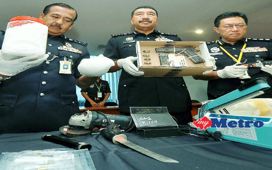 Ramli (tengah) menunjukkan Colt .45 bersama senjata yang dirampas pada sidang media di Ibu Pejabat Polis Kontinjen (IPK) Sabah. FOTO Mohd Adam Arinin