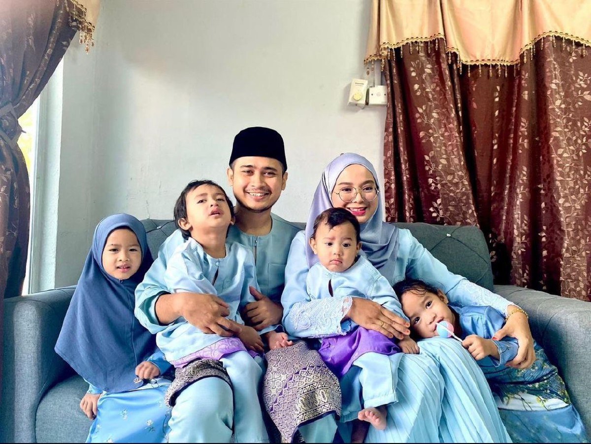 Anggota UNIC, Wan Najdi bersama isteri dan anak-anak mereka.
