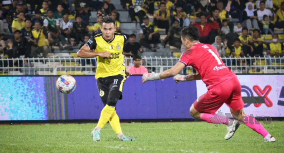 WAN Zack Haikal (kiri) menjaringkan gol kedua buat Perak FC pada perlawanan malam tadi. FOTO FB PERAK FOOTBALL CLUB