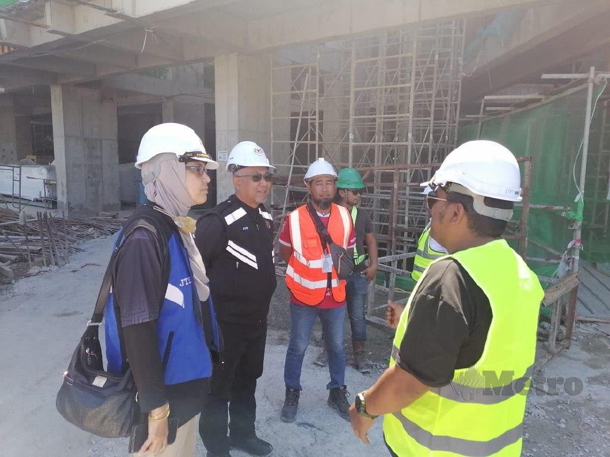 Wan Zulkifli (dua dari kiri) ketika pelaksanaan Operasi Bersepadu Jabatan-Jabatan Di Bawah  Kementerian Sumber Manusia Sabah di salah sebuah tapak pembinaan dalam kawasan Sadong Jaya, hari ini. FOTO YUN MIKAIL