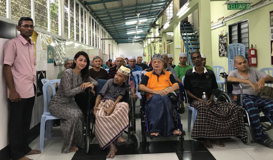 RITA bersama warga emas di Pusat jagaan Mahmudah, Semenyih.