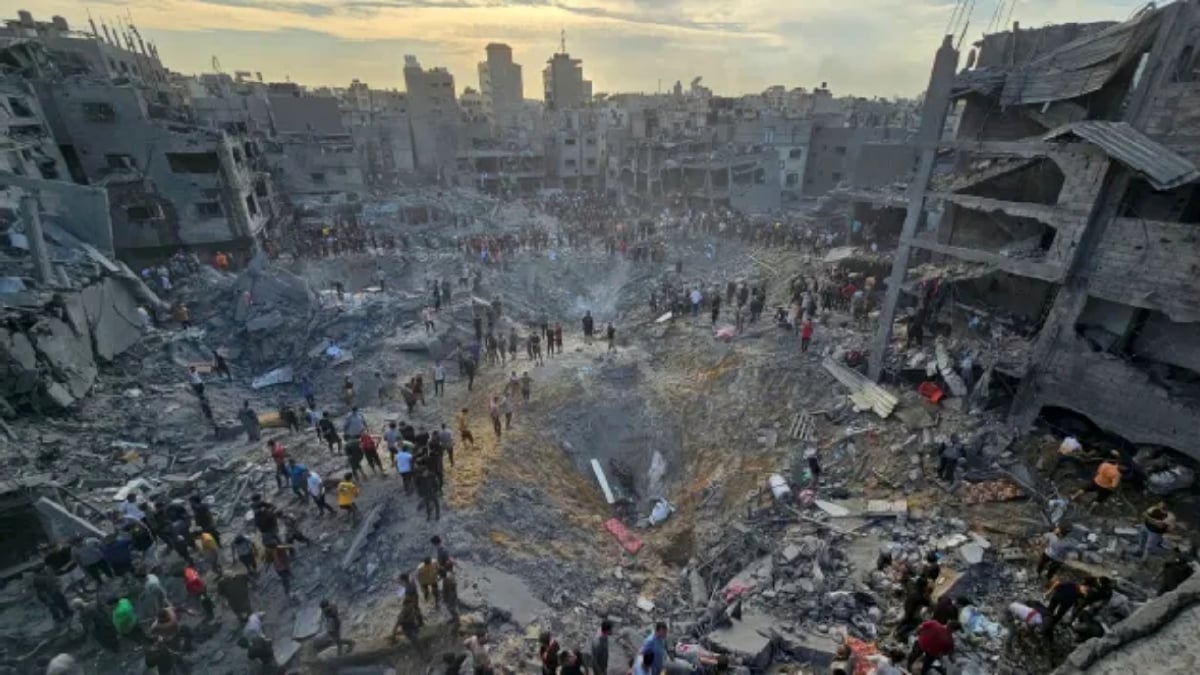 PENDUDUK mencari mangsa dalam runtuhan bangunan susulan serangan udara di Kem Pelarian Jabalia pada 31 Oktober 2023. FOTO Reuters 