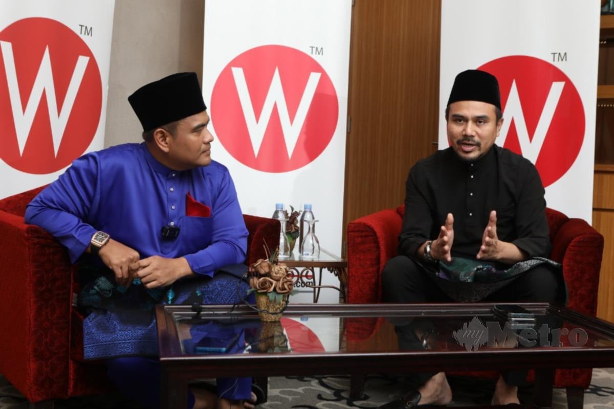Radz Mohd bersama Mentor Usahawan, Datuk Wira Dr Azizan Osman dalam sidang akhbar mengenai 10x Bina Bisnes Berjaya yang ditaja sepenuhnya buat bangsa usahawan pada 4 & 5 Jun ini.
