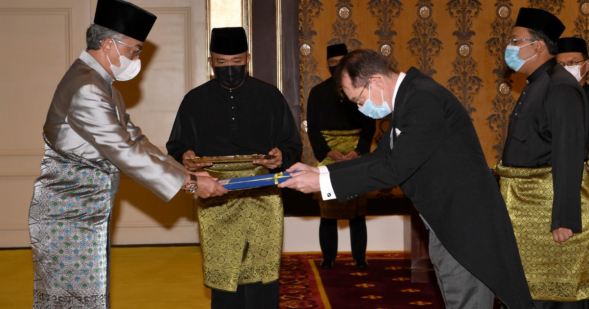 Agong Terima Watikah Pelantikan 12 Perwakilan Asing Ke Malaysia