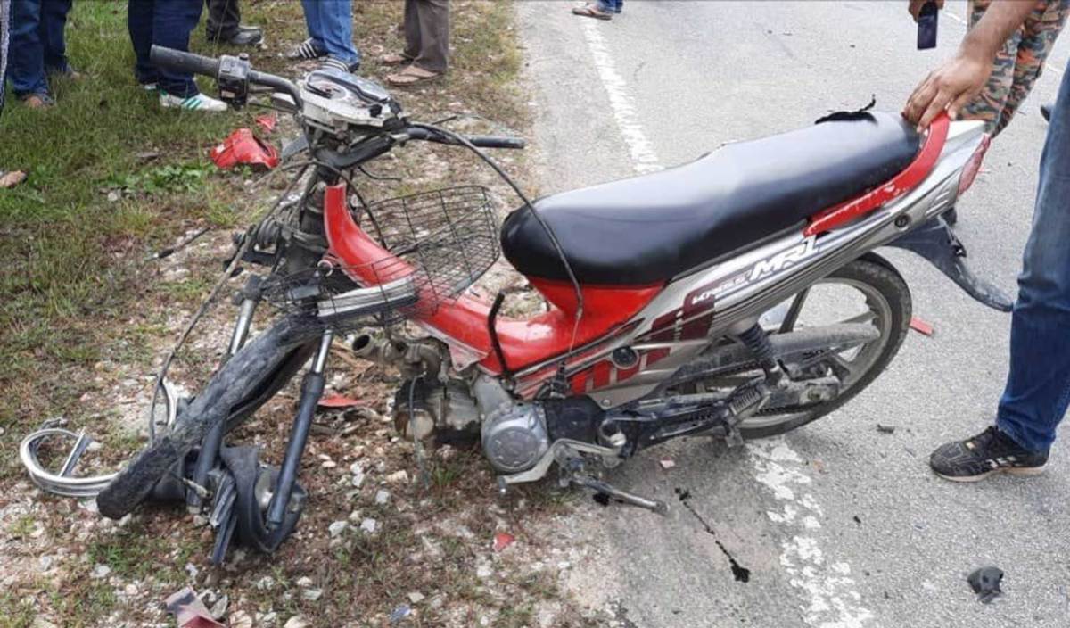 SEORANG pelajar maut dalam perjalanan ke sekolah apabila motosikal yang ditunggangnya dengan pacuan empat roda di KM 23, Jalan Lipis - Merapoh dekat Kechau. FOTO Ihsan PDRM
