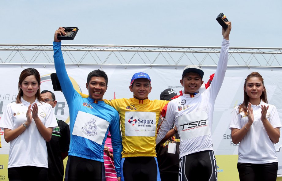DARI kiri, penerima jersi biru daripada pasukan PDRM, Mohd Elmi Jumari, penerima jersi kuning dan merah, Zawawi dan penerima jersi putih daripada pasukan TSG, Muhd Nur Aiman Mohd Zariff pada hari ke-4 Tour de Selangor 2017. -Foto EIZAIRI SHAMSUDIN