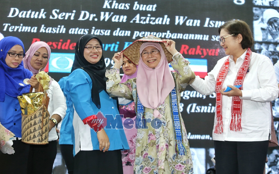 Dr Wan Azizah menerima cenderahati daripada calon Ketua Wanita PKR Pensiangan, Datin Rufinah Pengeran (dua dari kiri) sambil diperhati Timbalan Ketua Menteri Sabah, Christina Liew (kanan) pada majlis Jasamu Dikenang. FOTO Khairull Azry Bidin 