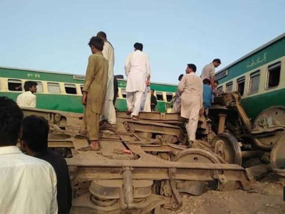 DUA kereta api bertembung di Pakistan tengah pagi tadi. FOTO Agensi