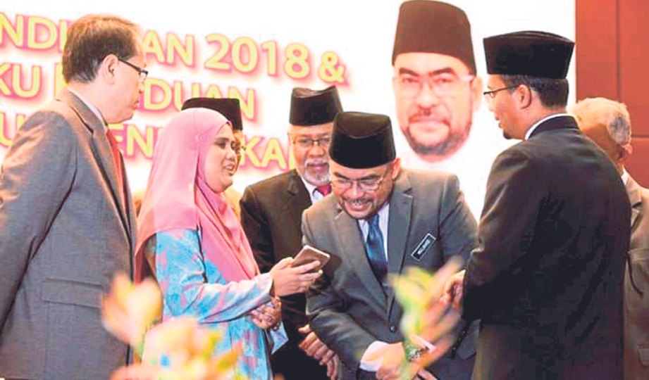 MENTERI di Jabatan Perdana Menteri (Agama), Datuk Seri Mujahid Yusof mendapat penjelasan mengenai Wakaf Suara yang dilancarkan, baru-baru ini.