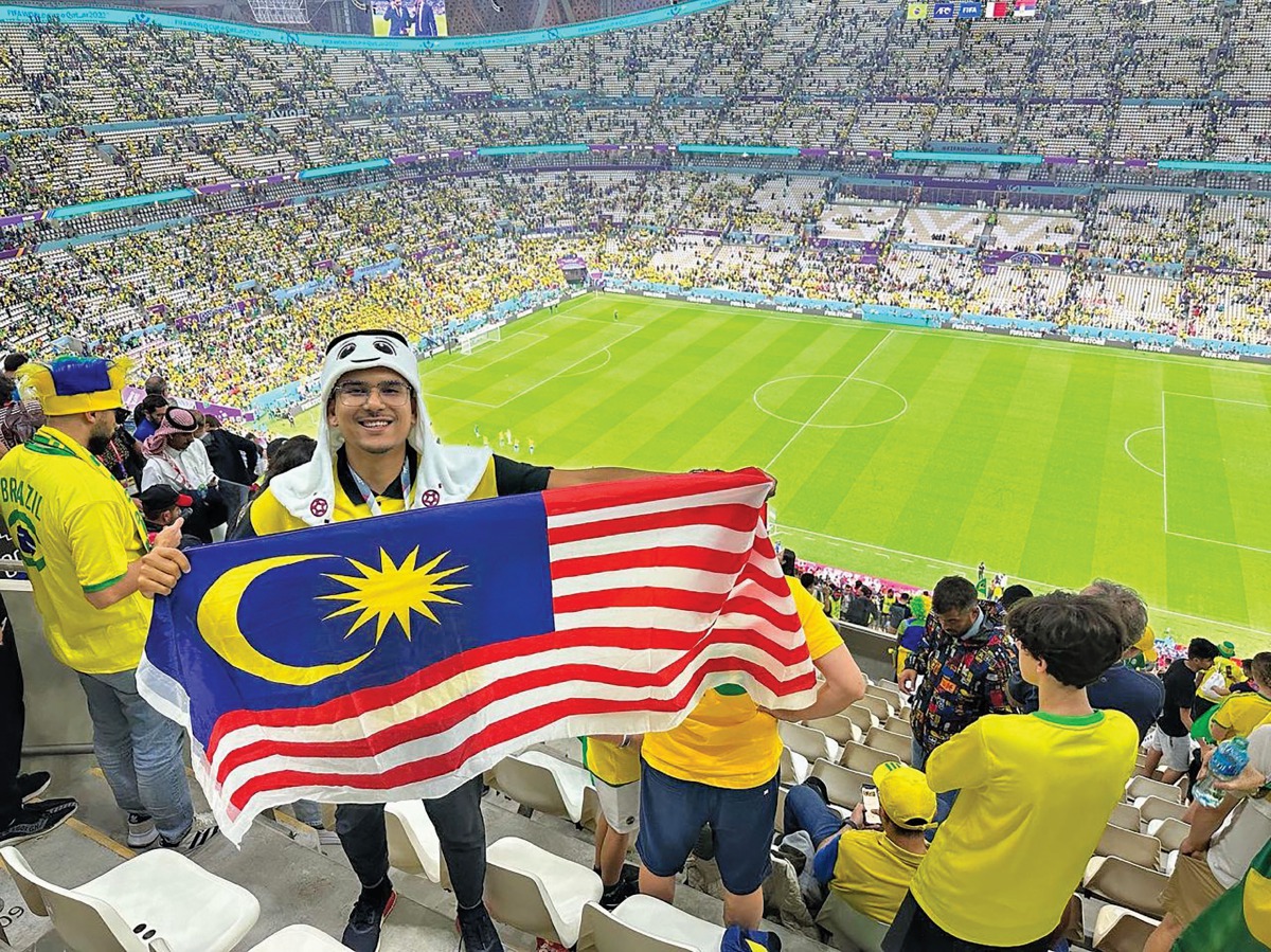 MENGENAKAN jersi Harimau Malaya dan mengibarkan jalur gemilang di stadium. 