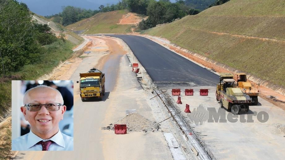 Kerja pembinaan WCE di Beruas, Perak. (Gambar kecil) Ketua Pengarah LLM Datuk Aziz Abdullah.