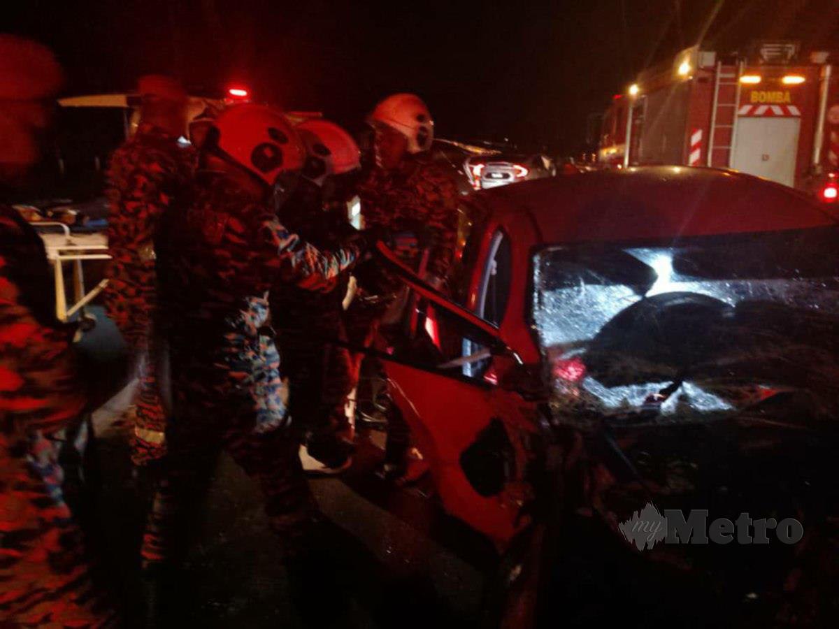 TIGA maut dalam kemalangan membabitkan dua kenderaan di WCE berhampiran Changkat Jering. FOTO ihsan bomba 