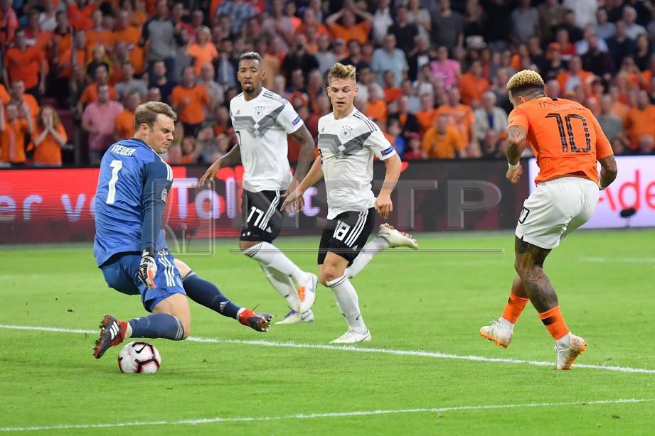 DEPAY (kanan) jaring gol kedua skuad Oranje. -Foto AFP