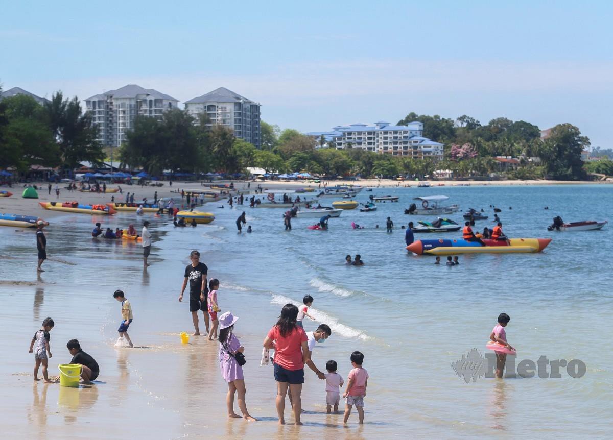 Pantai Telok Kemang  menjadi lokasi tumpuan orang ramai berikutan pergerakan rentas daerah dibenarkan di seluruh Negeri Sembilan.  FOTO AZRUL EDHAM MOHD AMINUDDIN