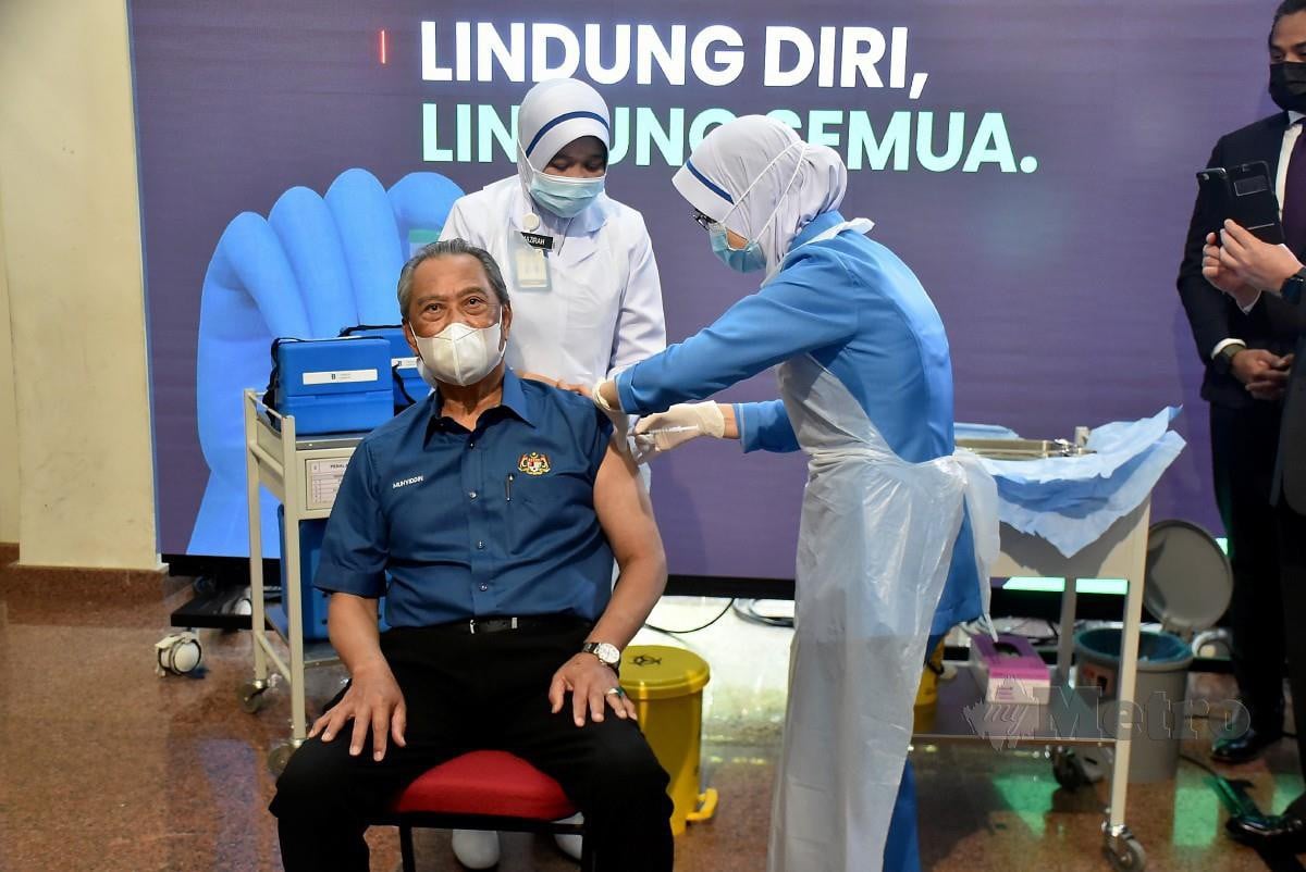 MUHYIDDIN ketika menerima suntikan vaksin di Pusat Pemberian Vaksin Covid-19 di Pejabat Kesihatan Daerah Presint 11, Putrajaya. FOTO MUZZAFAR KASIM