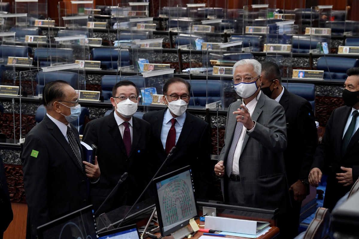 Perdana Menteri merangkap Ahli Parlimen Bera Datuk Seri Ismail Sabri Yaakob (empat dari kiri) bersama Ketua Pembangkang merangkap Ahli Parlimen Port Dickson Datuk Seri Anwar Ibrahim (tiga dari kiri) ketika Mesyuarat Khas Penggal Ketiga Parlimen Ke-14 di Parlimen hari ini. FOTO BERNAMA