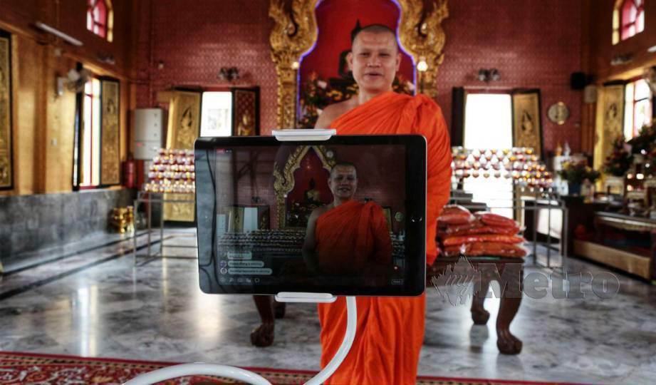 PEMBANTU Ketua Thai Buddhist Chetawan Temple, Phra Maha Amnoi memberi ceramah keagamaan sempena menyambut Hari Wesak melalui laman media sosial untuk penganut Buddha susulan Perintah Kawalan Pergerakan Bersyarat (PKPB) bagi membendung penularan wabak Covid-19. FOTO Hazreen Mohamad