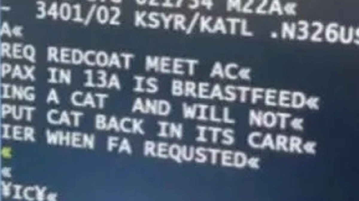 MESEJ yang tular daripada juruterbang meminta kakitangan menegur penumpang yang menyusukan kucingnya. 